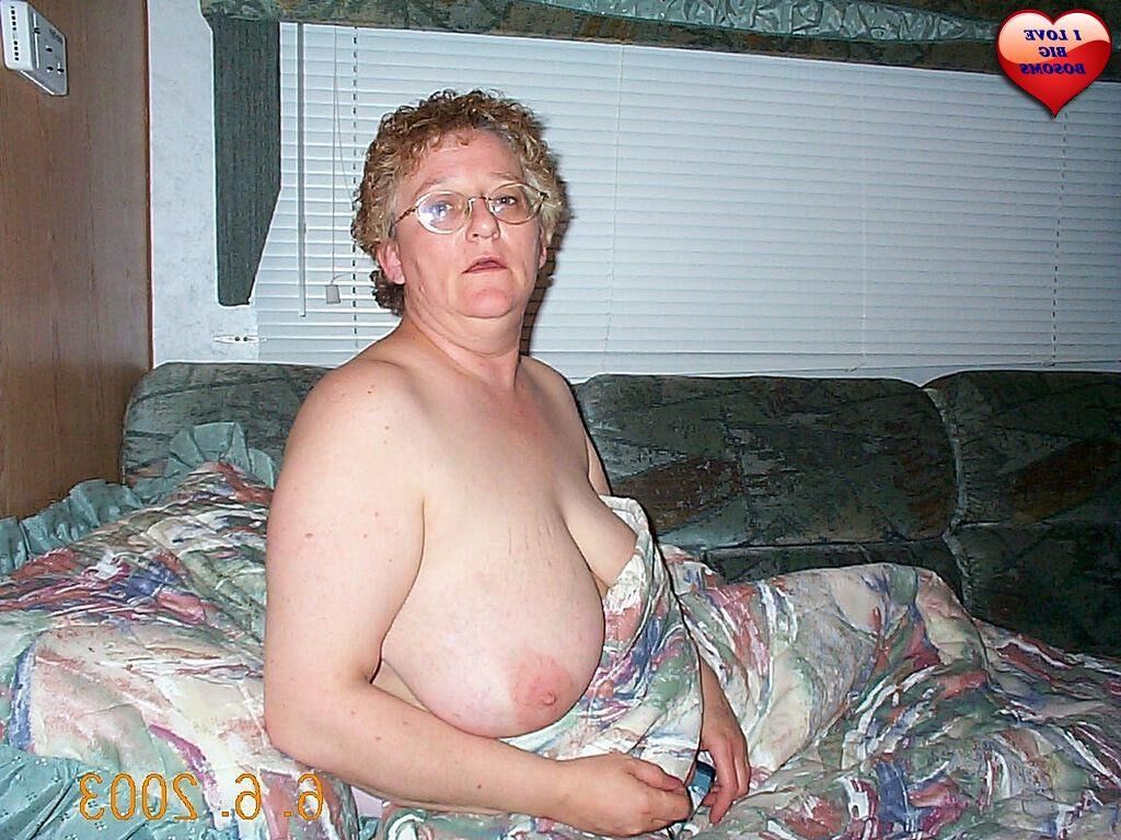 Dames plus âgées avec de beaux grands seins