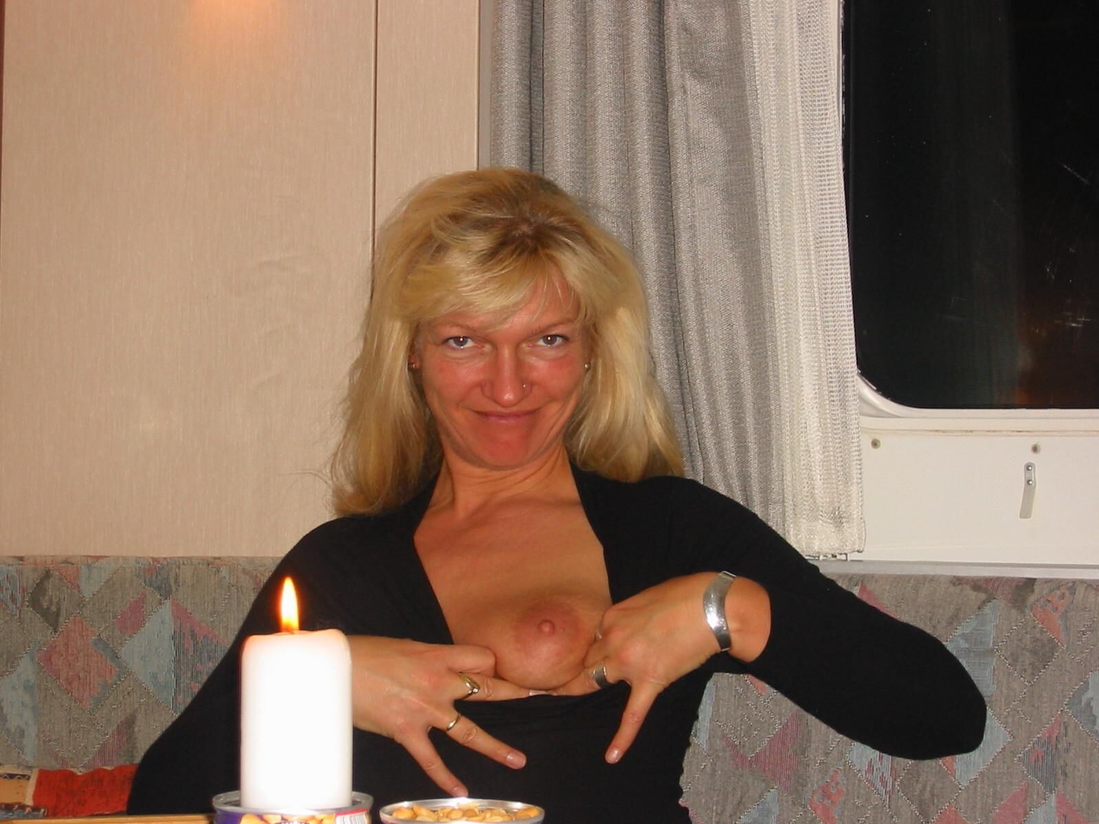 Hey mom, show me one tit! 