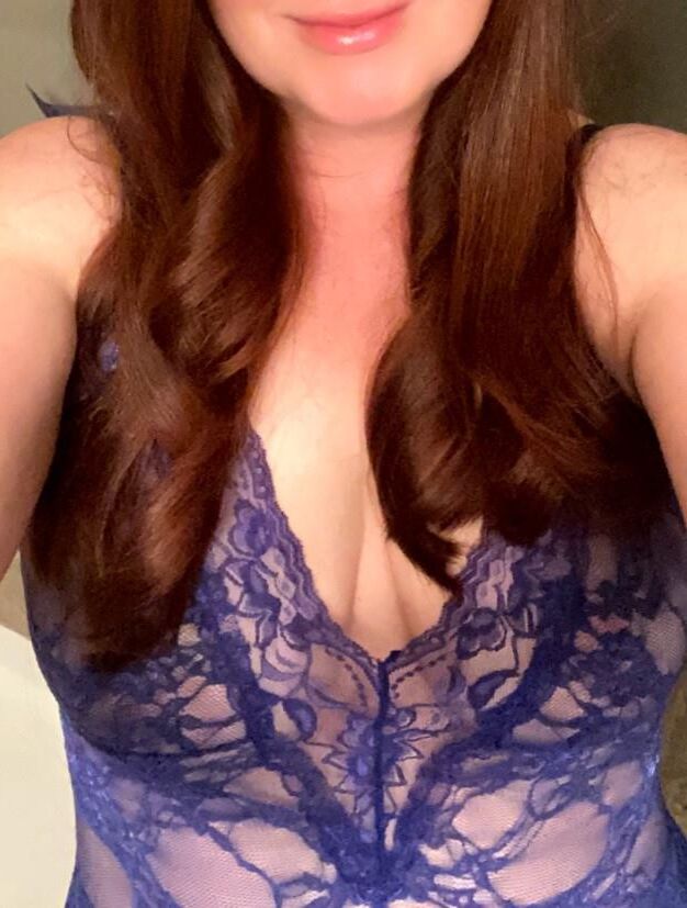 Chubby redhead with the body of a Milf