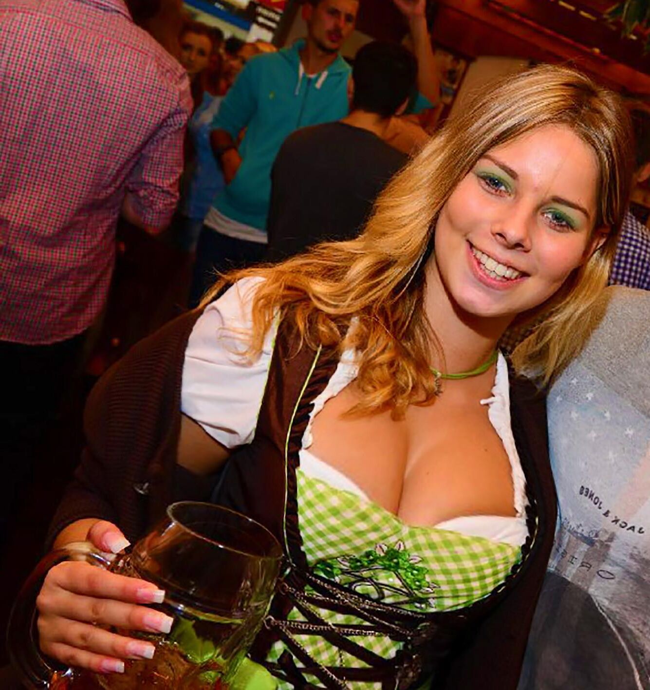 Fesche Madln im Dirndl zum Vierhundertneun`n