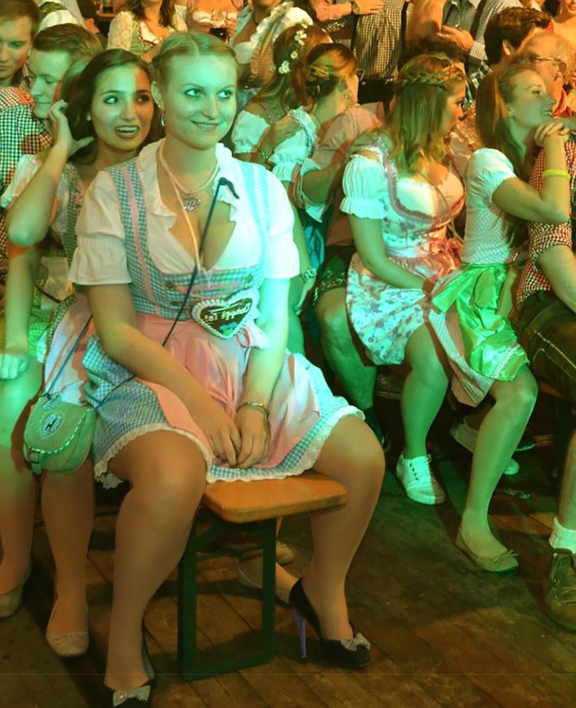 Fesche Madln im Dirndl zum Vierhundertneun`n