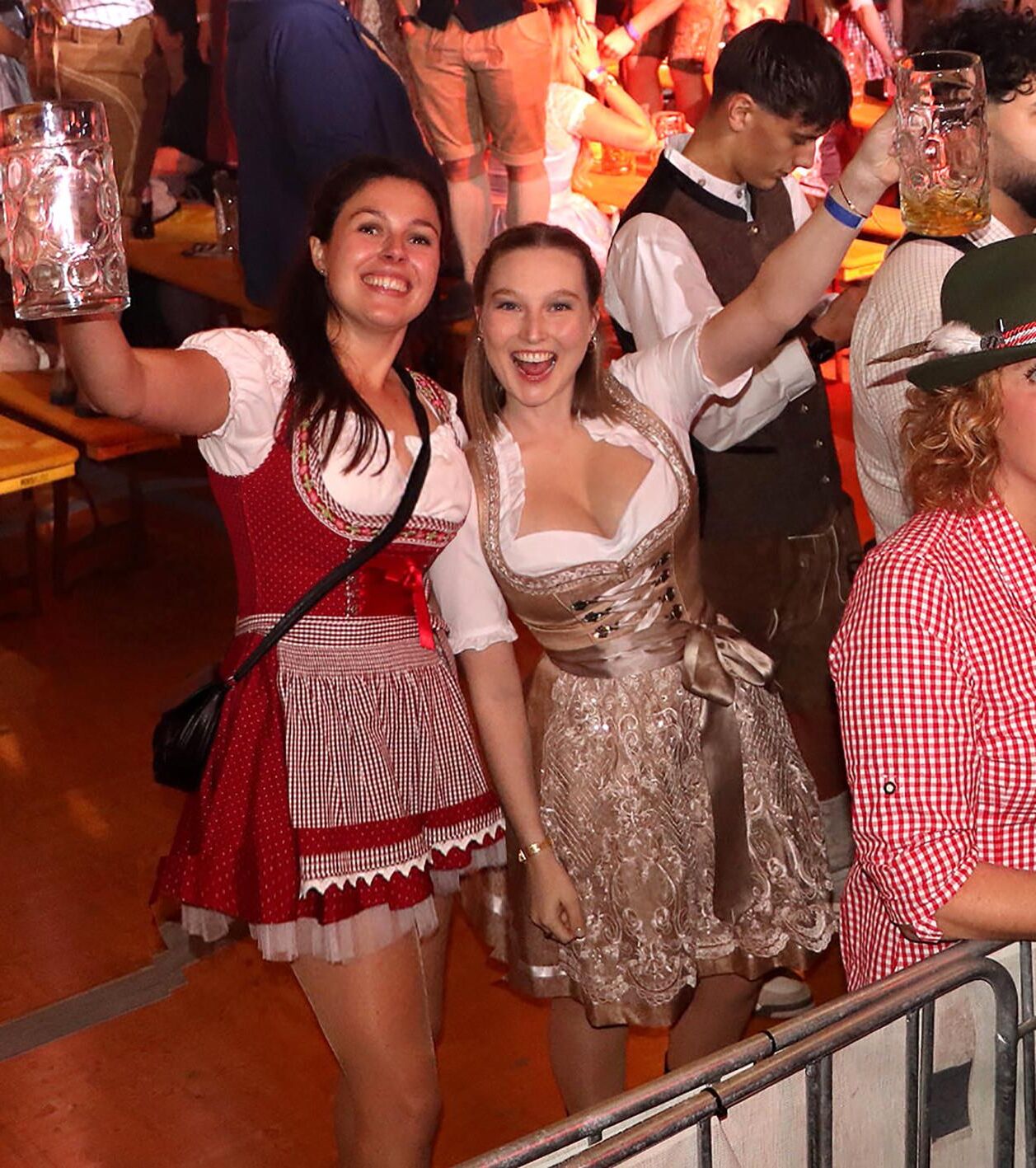 Fesche Madln im Dirndl zum Vierhundertneun`n