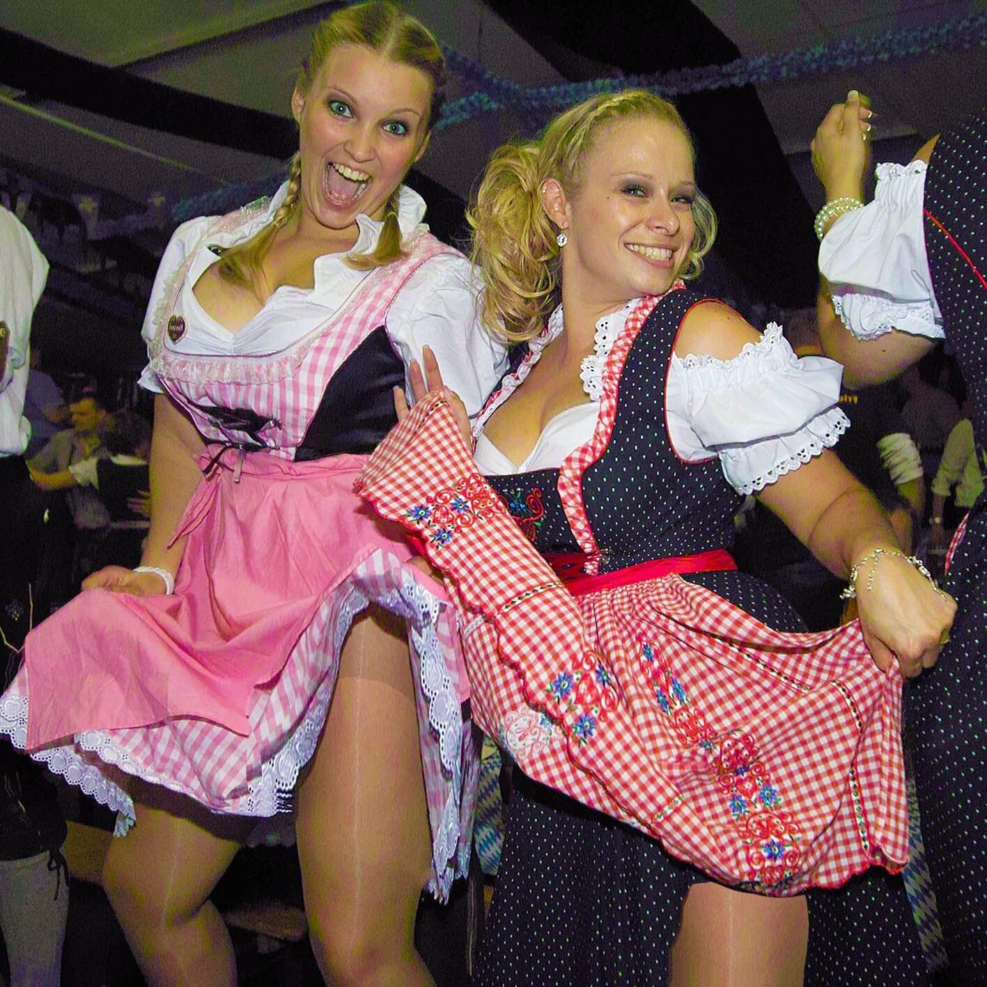Fesche Madln im Dirndl zum Vierhundertneun`n