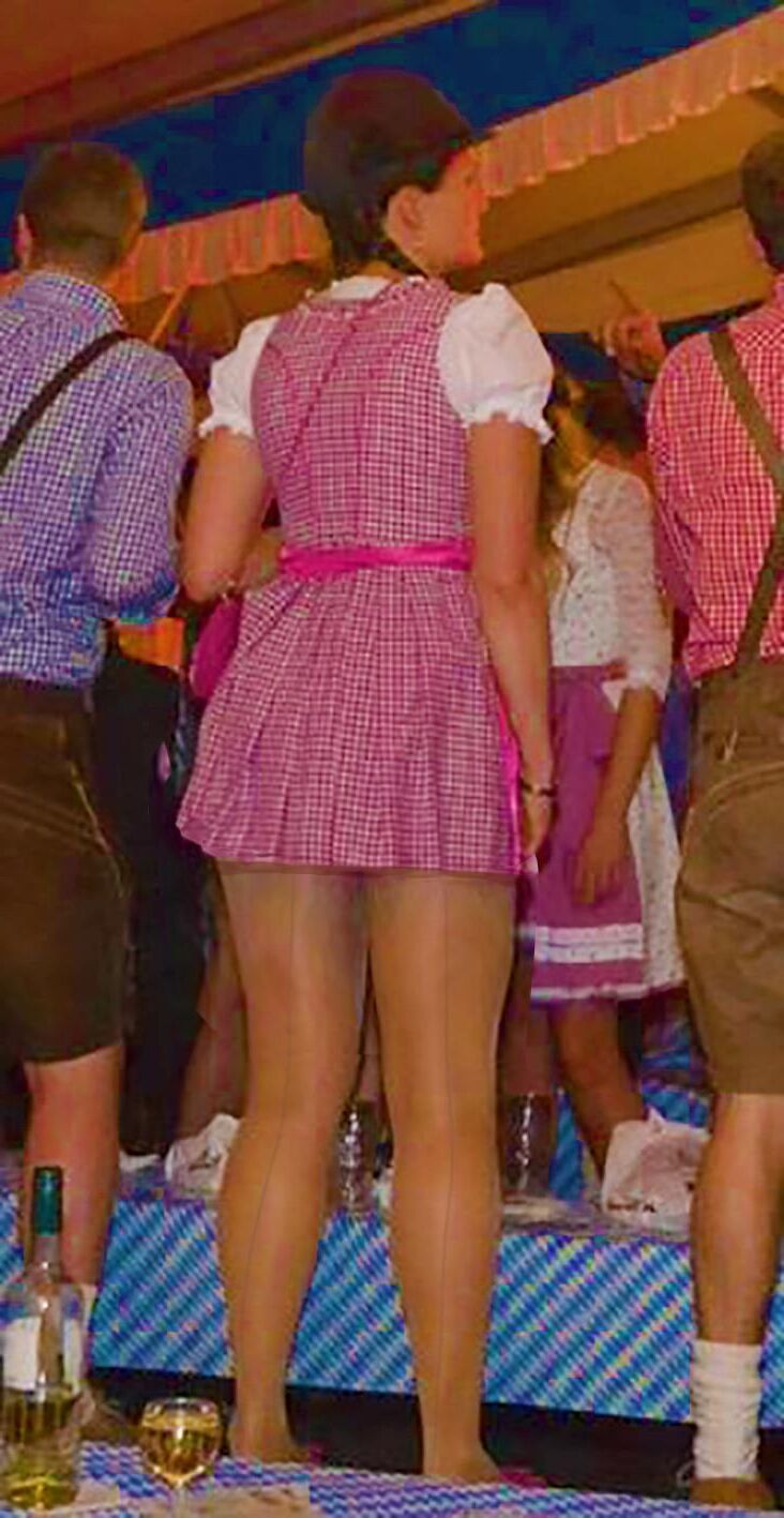Fesche Madln im Dirndl zum Vierhundertneun`n