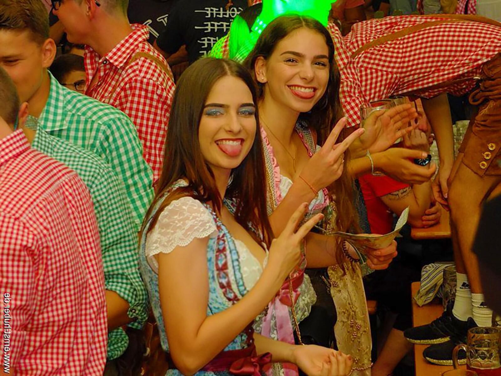 Fesche Madln im Dirndl zum Vierhundertneun`n