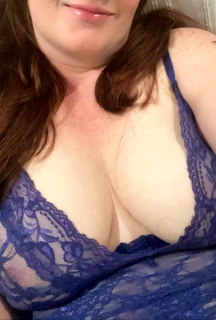 Chubby redhead with the body of a Milf