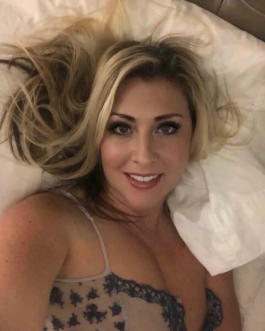 Busty Cougar 