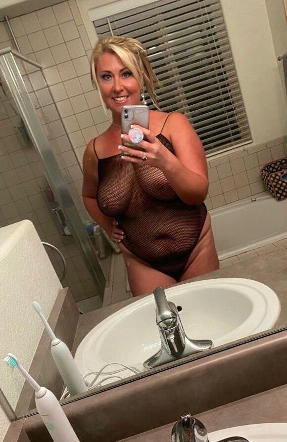 Busty Cougar 