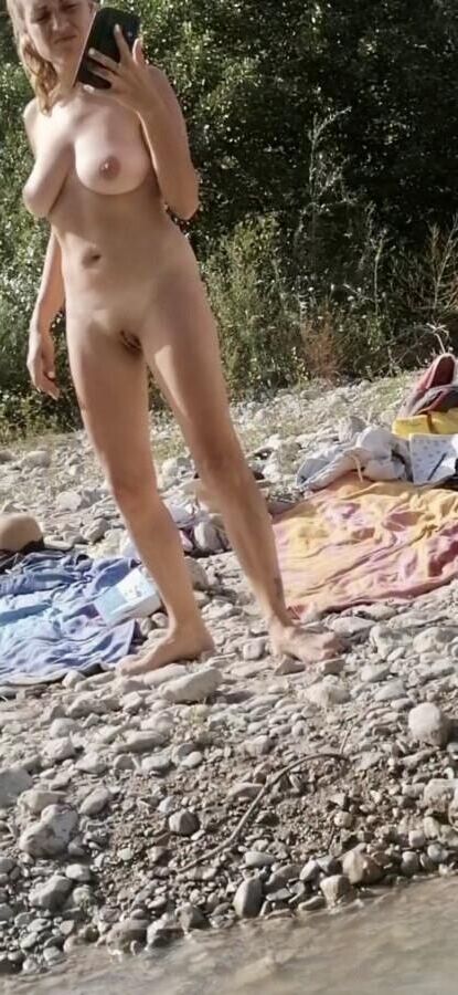 Moi Sophie webslut salope toute nue en public