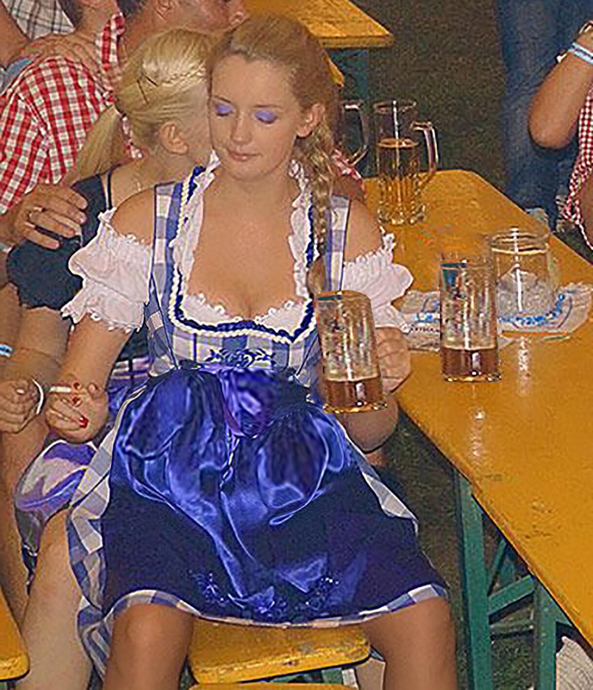 Fesche Madln im Dirndl zum Vierhundertneun`n