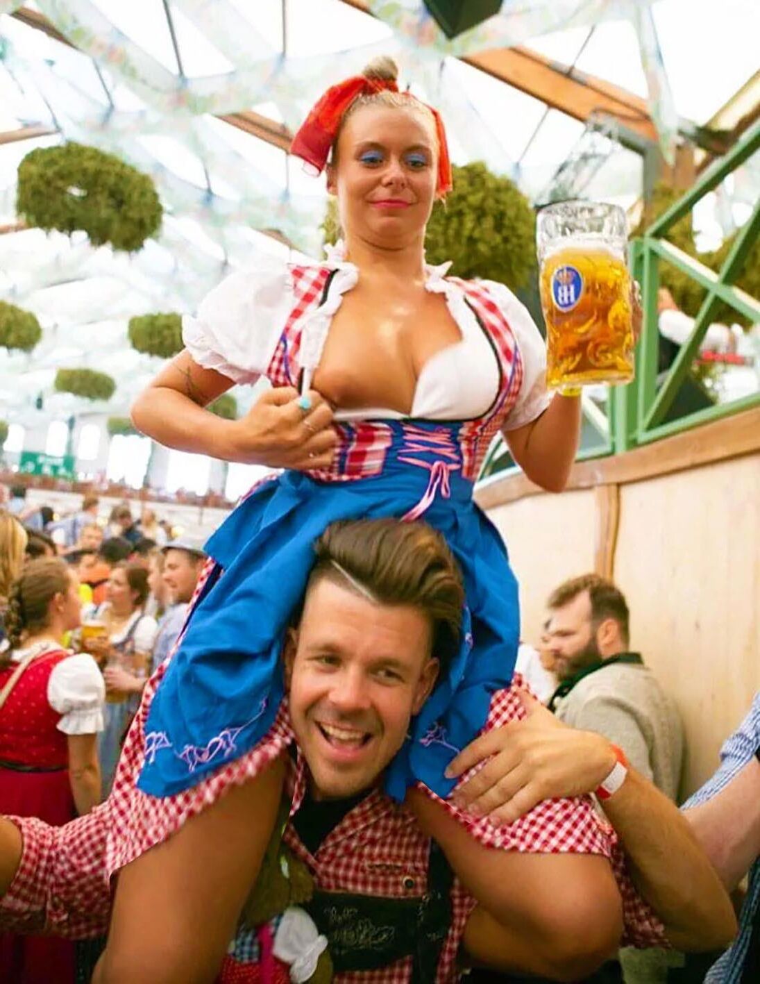 Fesche Madln im Dirndl zum Vierhundertneun`n