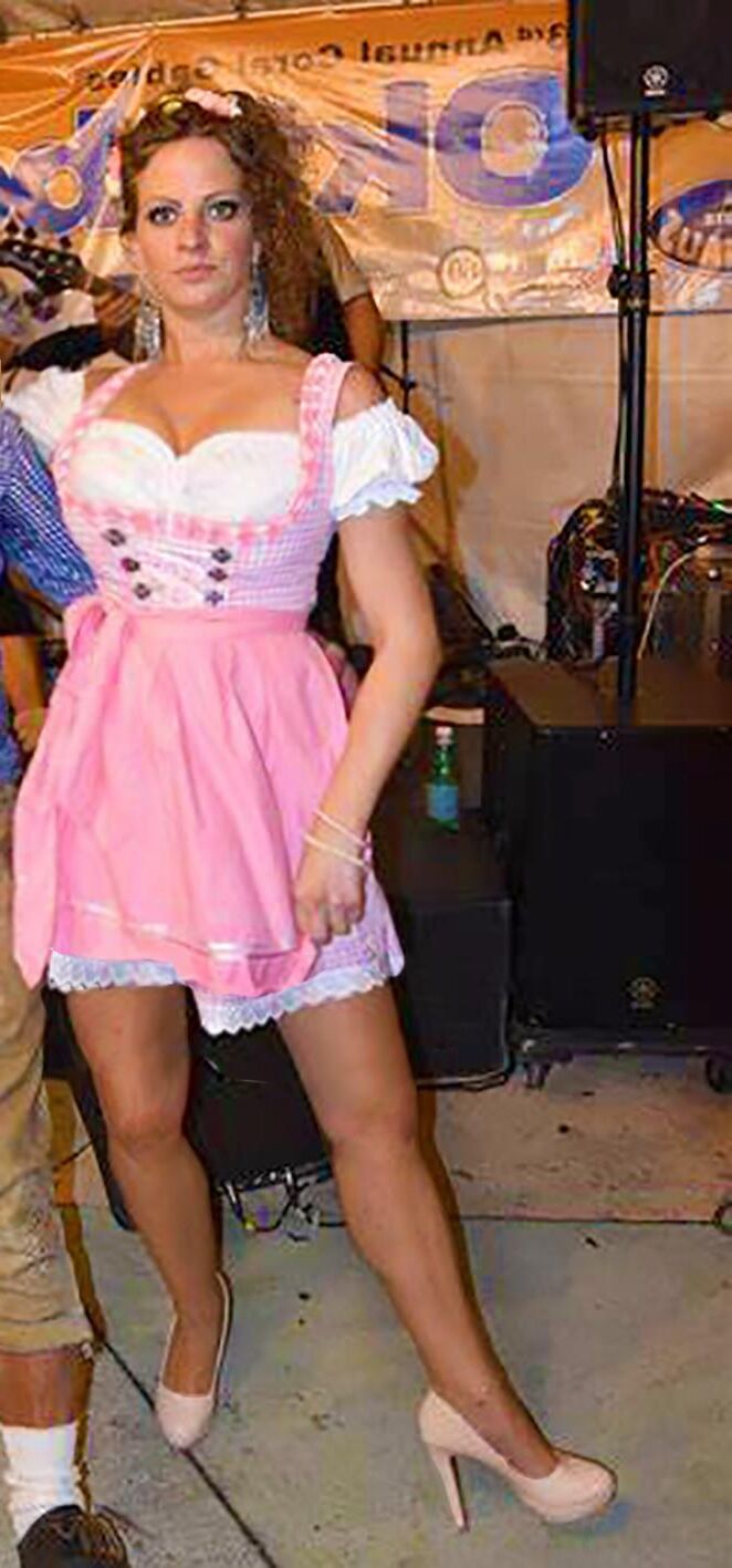 Fesche Madln im Dirndl zum Vierhundertneun`n