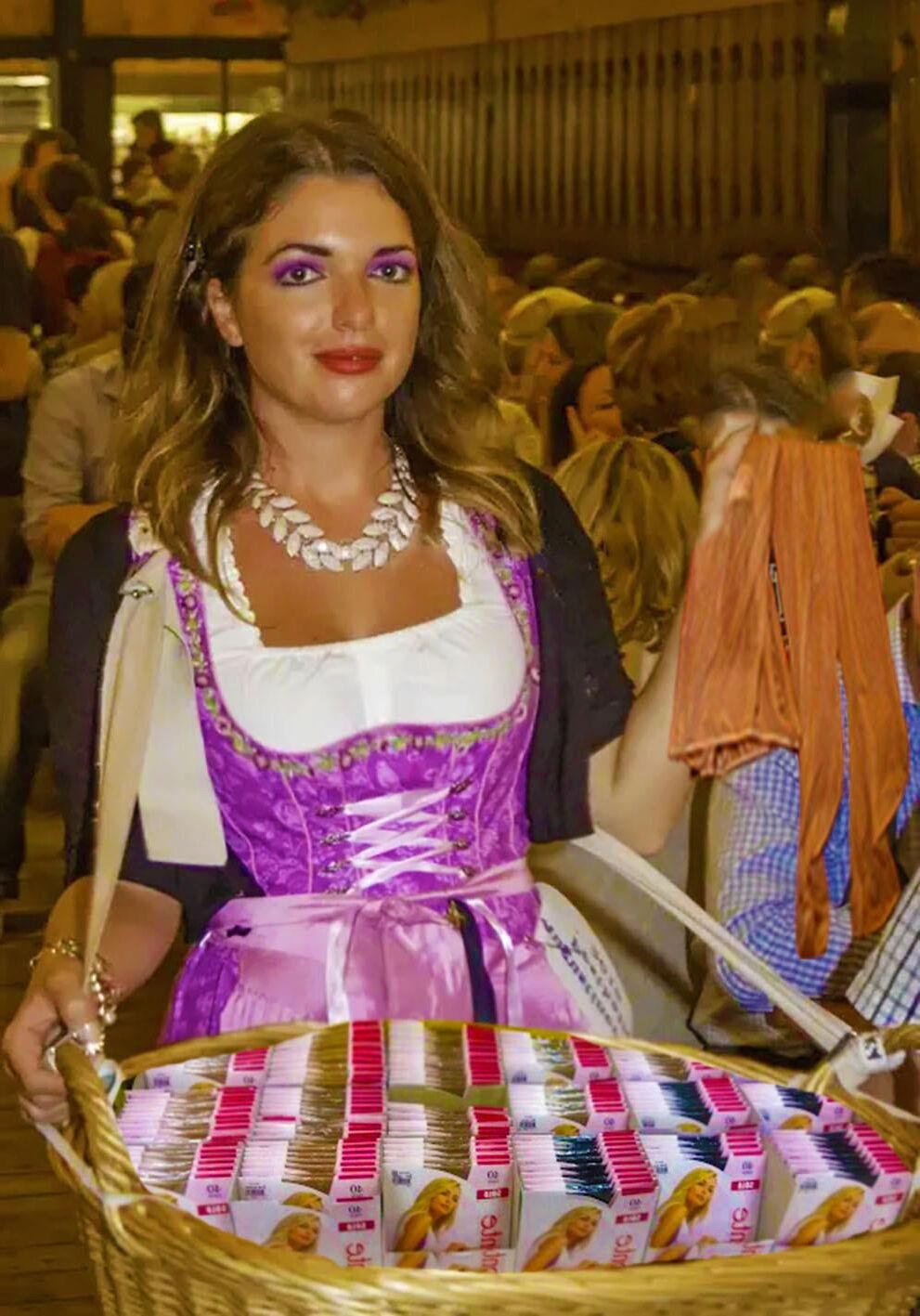 Fesche Madln im Dirndl zum Vierhundertneun`n