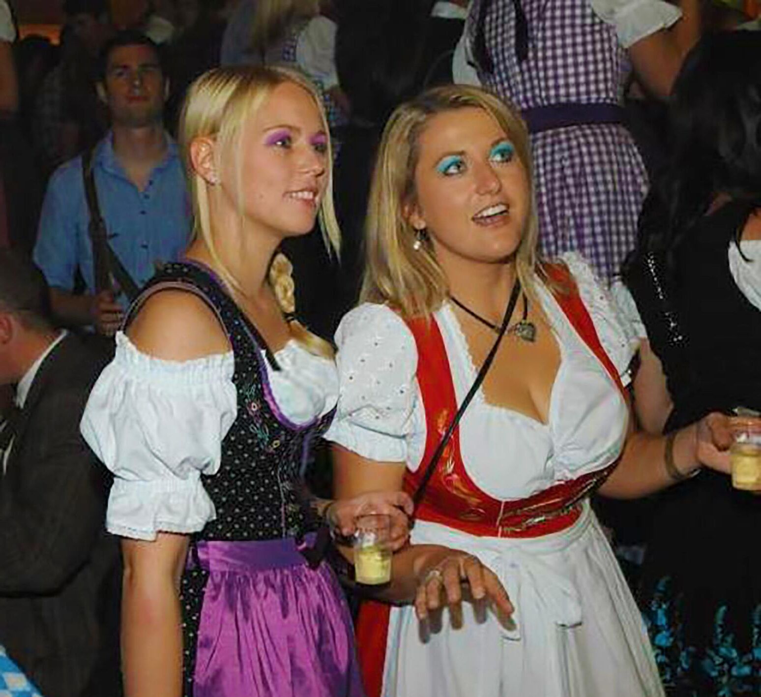 Fesche Madln im Dirndl zum Vierhundertneun`n