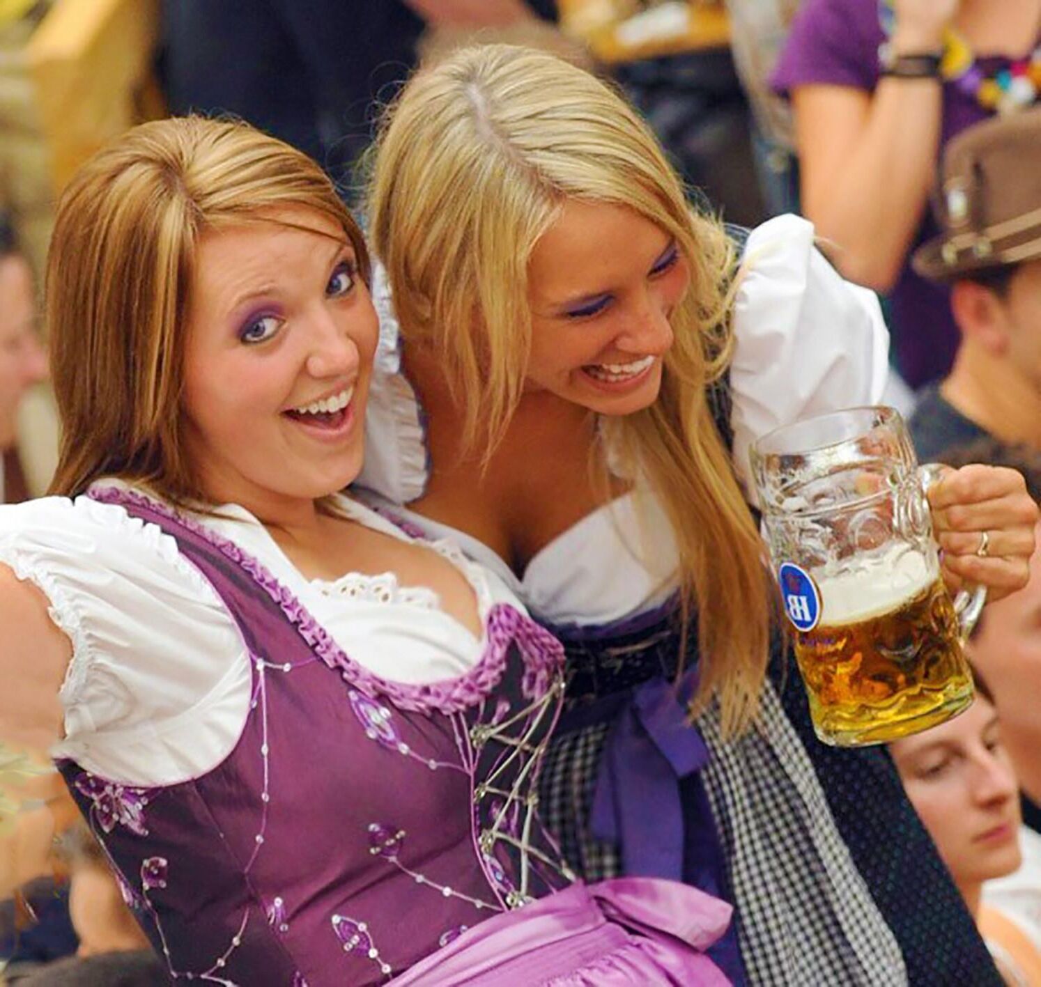 Fesche Madln im Dirndl zum Vierhundertneun`n